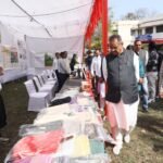 मंत्री गणेश जोशी ने रेशम विभाग द्वारा लगाई गई प्रदर्शनी का अवलोकन भी किया