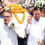 सीएम धामी ने कंधा देकर निभाया अपनापन, भावुक माहौल में मेजर जनरल भुवन चंद्र खंडूड़ी को दी अंतिम विदाई