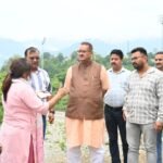 संवेदनशील क्षेत्रों का दौरा कर कैबिनेट मंत्री गणेश जोशी ने सुरक्षात्मक कार्यों का लिया जायजा