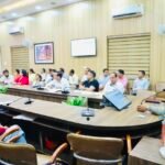 जिलाधिकारी डॉ. आशीष चौहान ने कॉन्टैक्ट ट्रेसिंग और नियमित फॉलोअप पर दिया विशेष जोर