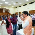 दूरस्थ क्षेत्रों से आए लोगों से संवाद कर मुख्यमंत्री धामी ने सुनी समस्याएं, समाधान के लिए अधिकारियों को दिए निर्देश